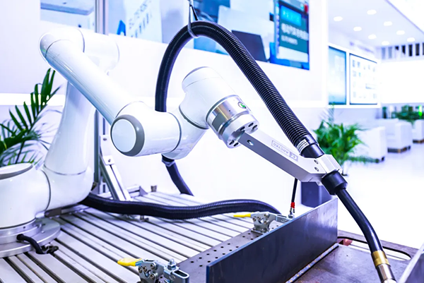 结合米兰·(milan)中国EC66协作机器人，了解工业焊接机器人的需求